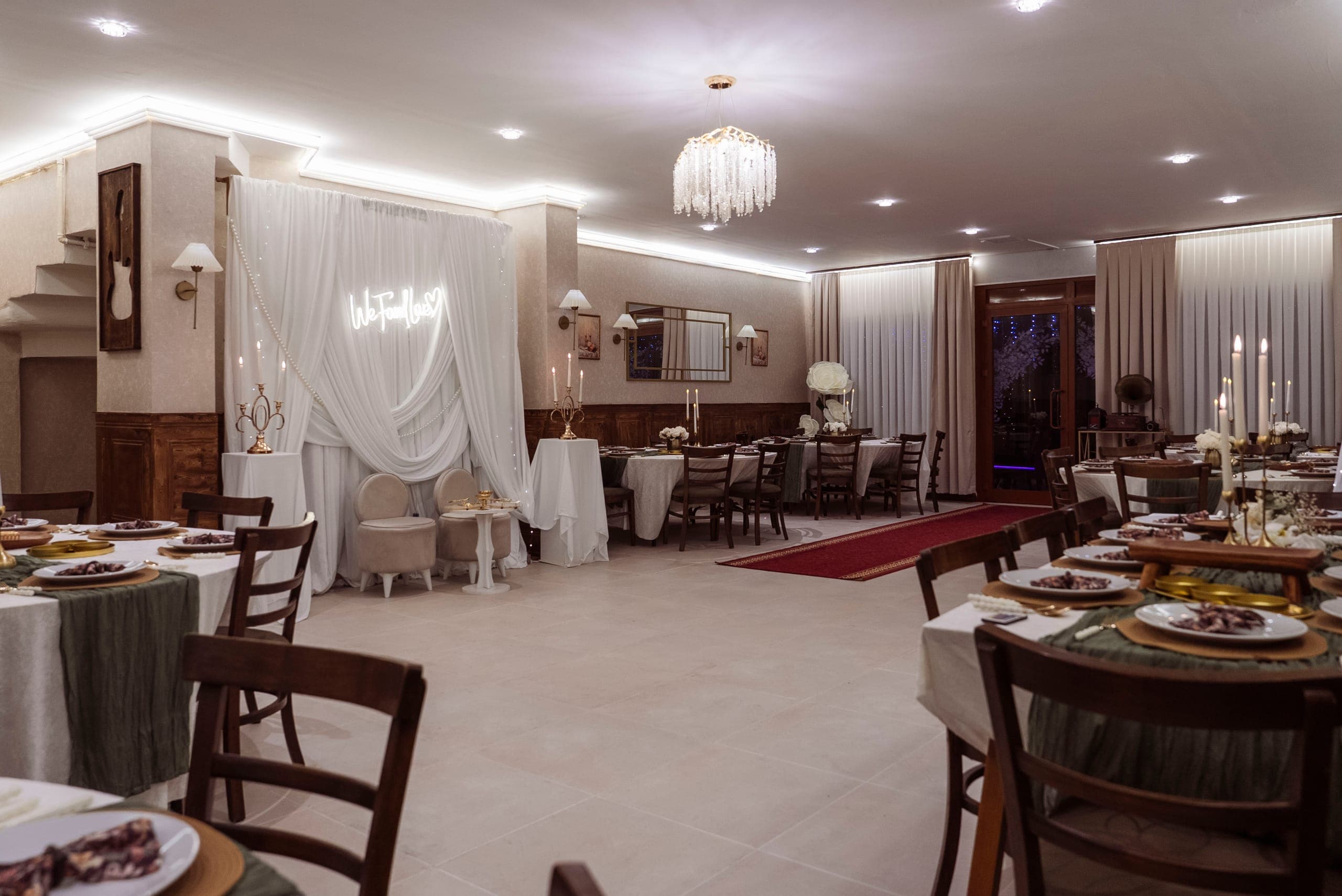 Alice Hatıra Evi salonunun sıcak ışıklı, zarif atmosferi
