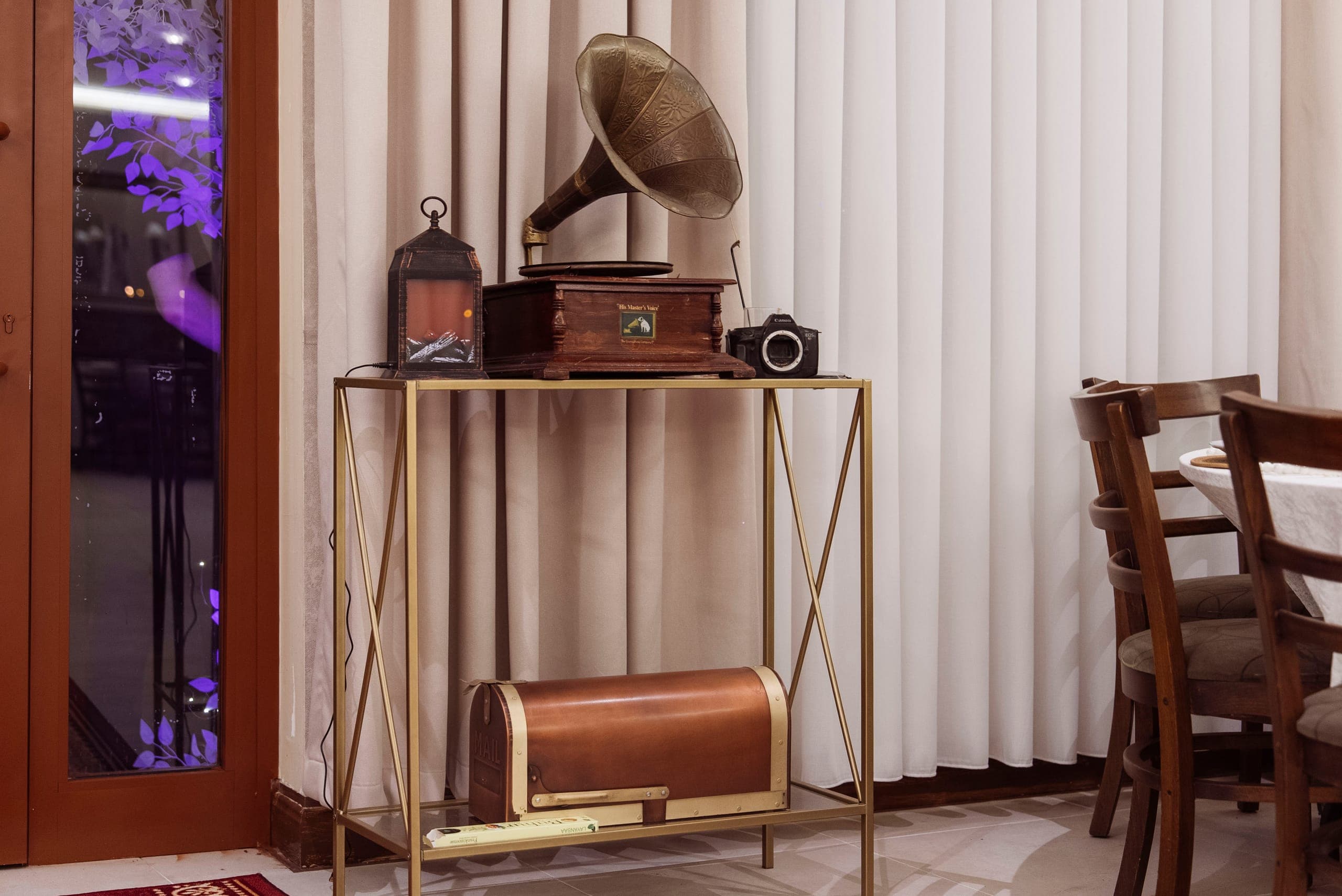 Gramofon, eski kamera ve fenerle nostaljik dekor köşesi
